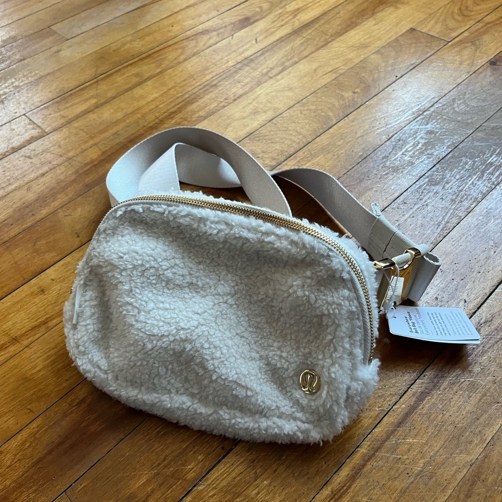 NWT Lululemon Everywhere Belt Bag 1L Plush Fleece White/Gold - Picture 1 of 8